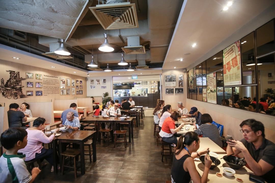 坚持手工处理食材令老店面临人手短缺的问题,但陈巧如认为必须对得起顾客,不能敷衍了事。(叶振忠摄)