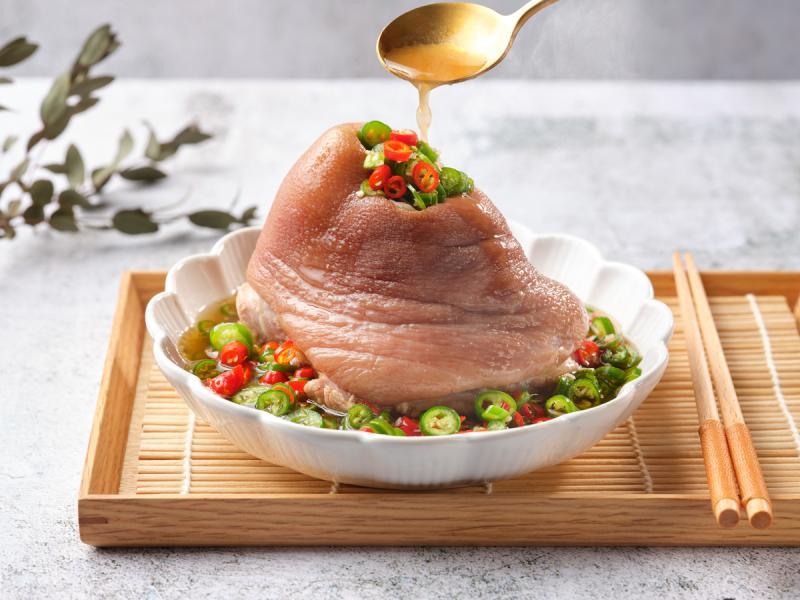 鲜椒肘子是鲜椒与泡椒风味的代表菜肴之一。