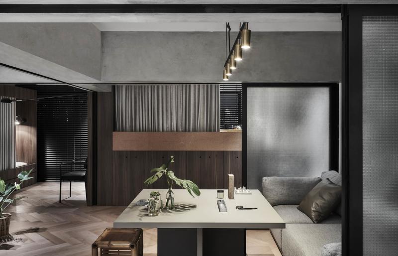 屋里所有人都能与中间的共享空间衔接，扩大每间房面积，也增加全家交流的空间。