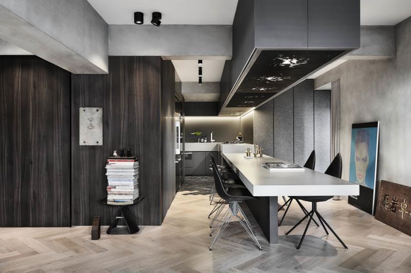 入门即可见一张长餐桌与吧台。