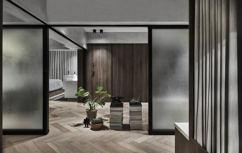 每间房用能滑动的玻璃门、木板等分隔出不同的私密空间。