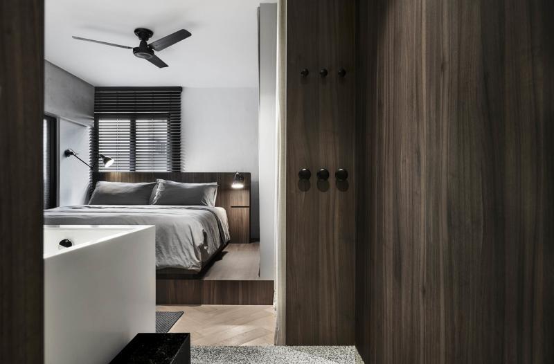 主人房的墙是一面可推开的门，床面向浴缸，靠一张落地帘遮掩。