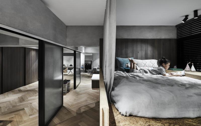 女儿的房间充满游乐的感觉，可说是屋中树屋。