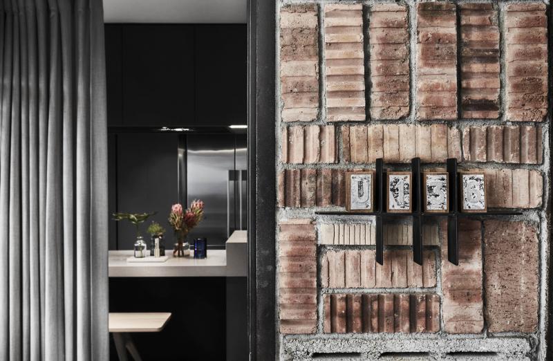 设计师循环旧砖装饰大门外墙。