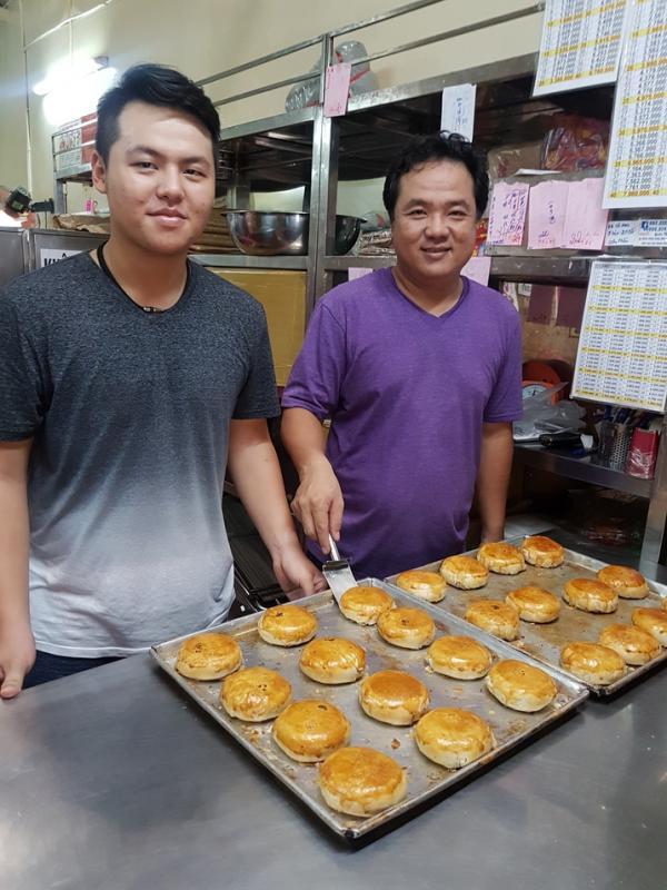 赵明合饼家的第四代赵家安(右)和第五代赵学勤重质不重量,以传统滋味坚守百年老店。