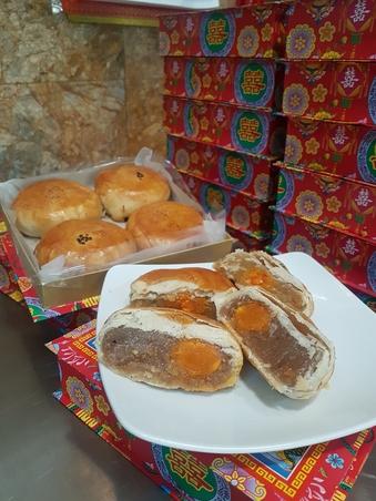 朥饼分芋头和绿豆两种,馅料饱满,口感绵密细滑。