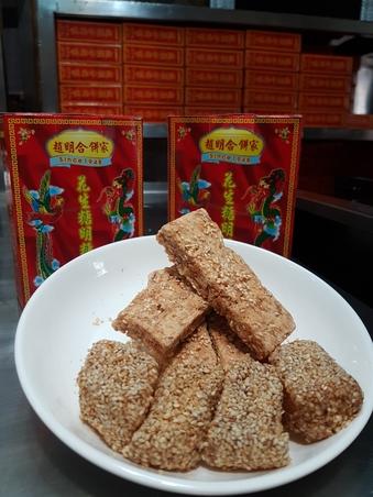 花生糖香脆越嚼越香,芝麻糖则软韧中带芝麻香。