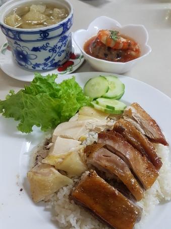 东源的鸡肉特别结实,鱼露煎鸡(右)口味特别。