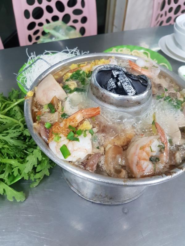 鱼头炉的材料丰富,包括鱼头、大虾、鱿鱼、猪肉丸、猪腰、猪肝、豆腐等。