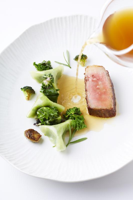 炭烤日本佐贺县和牛的口感软嫩美味。