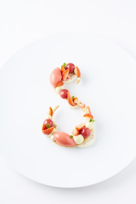 甜品的S字形饼干上,有莓果慕丝、草莓酱汁等,甜而不腻。