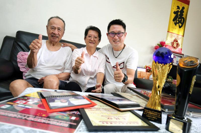 洪榅胜是本地著名的传统与竞技武术教练,这些年来在海内外获奖无数,更赢得“金牌教练”美誉。10岁习武,父母提心吊胆,百般阻扰。他后来证明自己不但能武,也能文,会弹钢琴。看到他今日的成就,父母既安慰又心疼,深怕他练武再受伤。