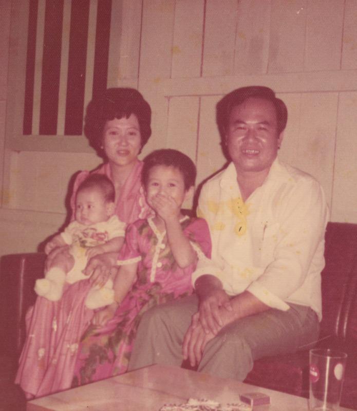 婴儿时期的洪榅胜,与父母和姐姐的合照。 (受访者提供)