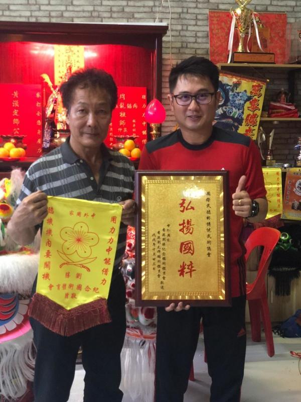 洪榅胜与师父陈富成(左)。(受访者提供)