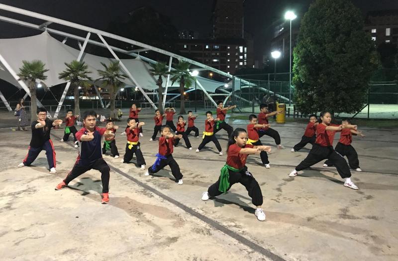 洪榅胜积极推广传统武术,除了把拳术传授给学生,也着重培养他们的价值观。(受访者提供)