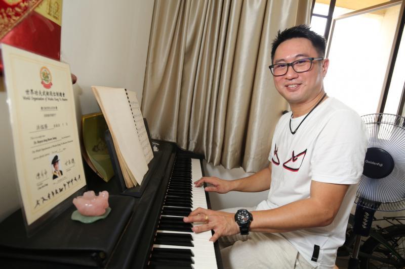 当年半工读在音乐学校兼职时,洪榅胜学会弹钢琴和看乐谱。