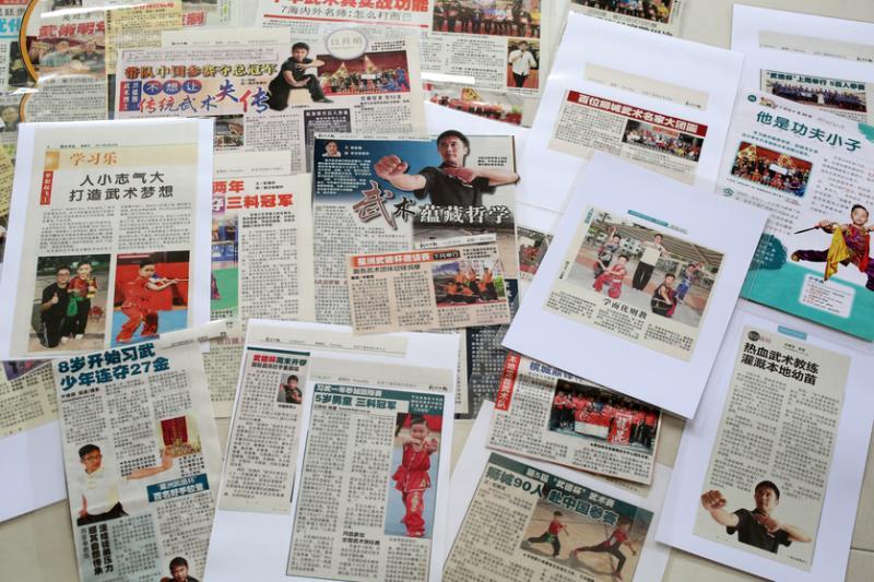 妈妈胡莲花收藏了儿子洪榅胜接受海内外报章访问的剪报。