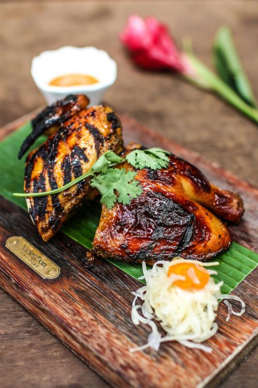 烤鸡肉质鲜嫩多汁。