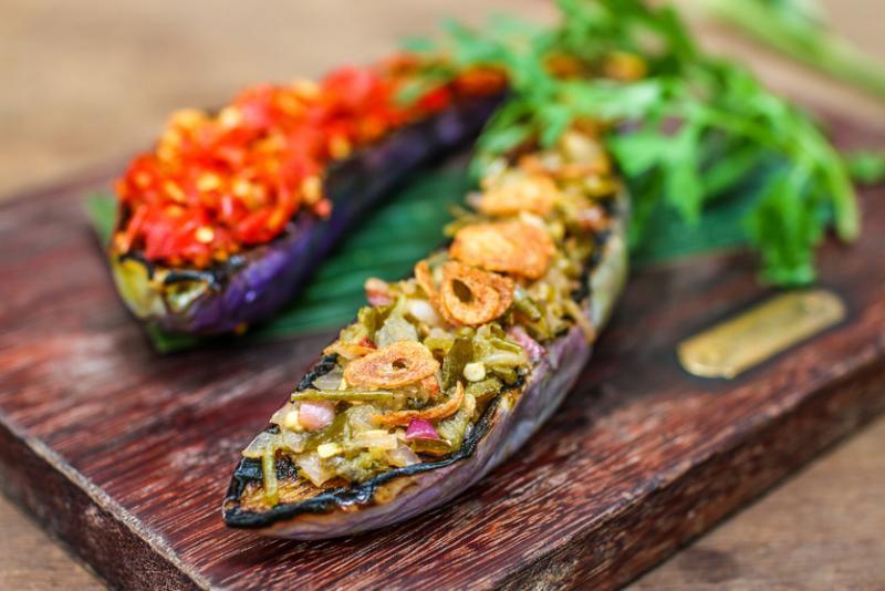 烤参峇茄子有两种辣椒口味。