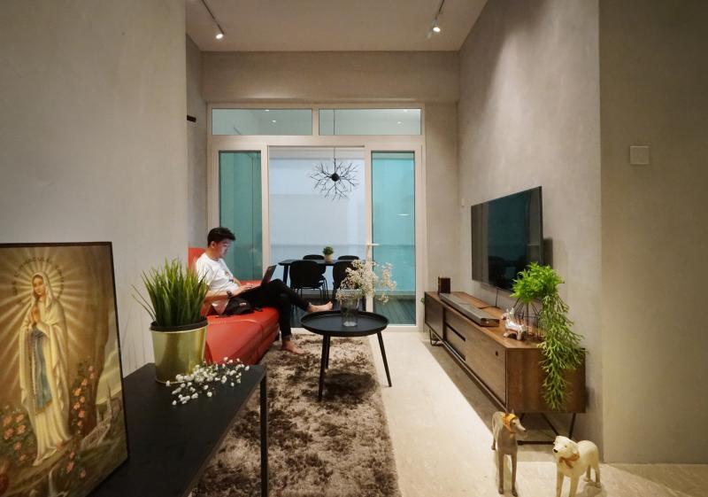 面积只有861平方英尺的这个公寓单位不大,建筑师将原本的假天花板拆掉,扩大了视觉感。