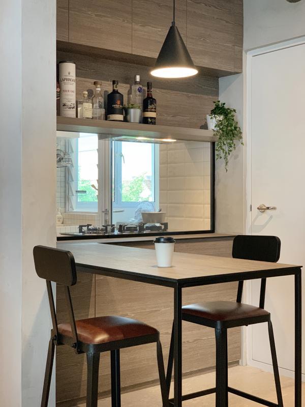 小小的餐桌是许多家庭聚会的中心点。