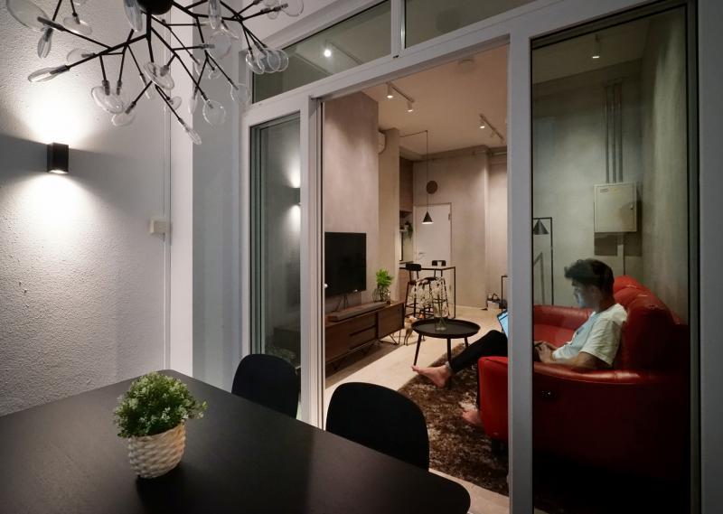 建筑师将原本的阳台“拉进”屋内,成为客厅的一部分。