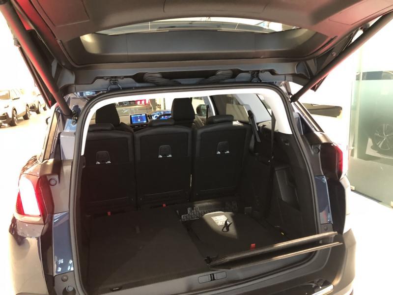 5008的第三排座位可以完全折叠收起,甚至取出。