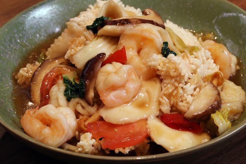 鲜甜的锅粑海鲜。