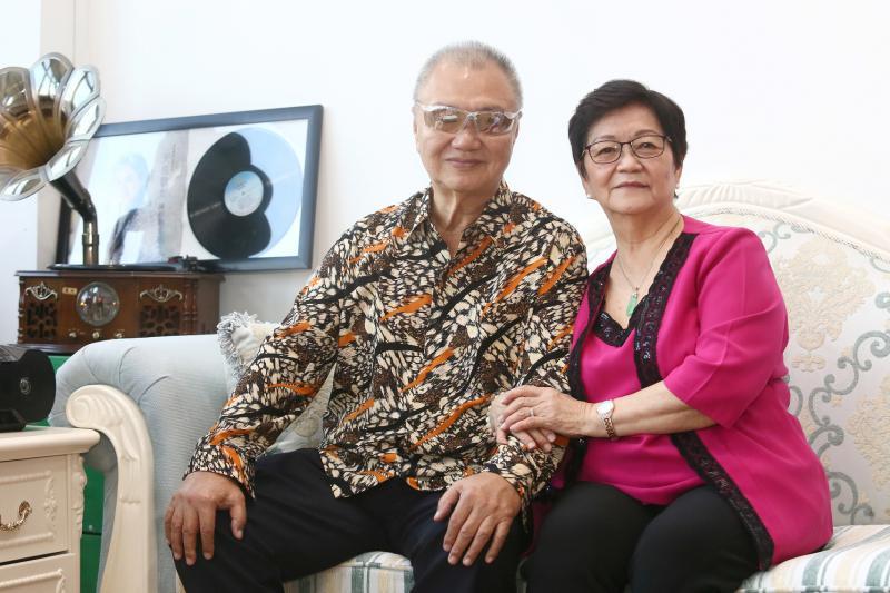 王振琳(左)和王雪英各有文艺爱好,影响并支持儿子的艺术发展。