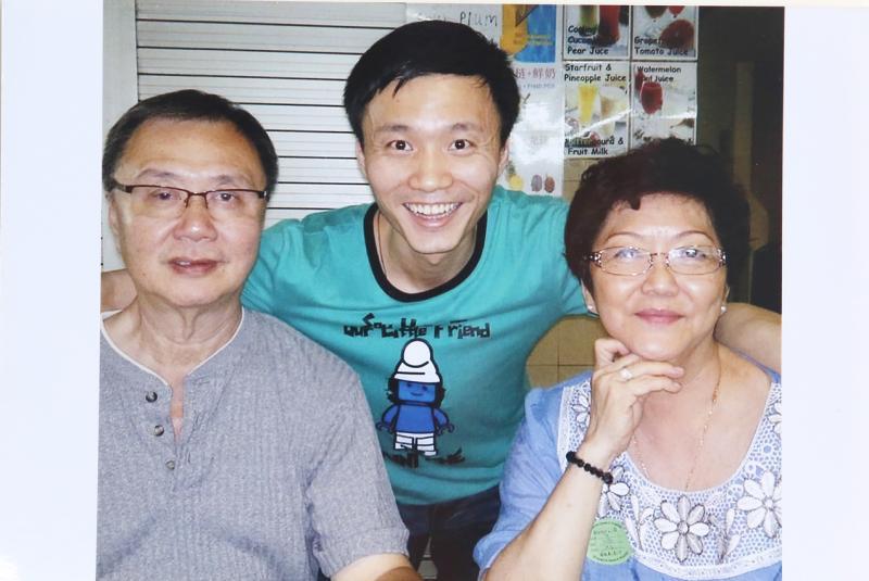 王嘉翊(中)戏剧之路上有父母相携。(受访者提供)