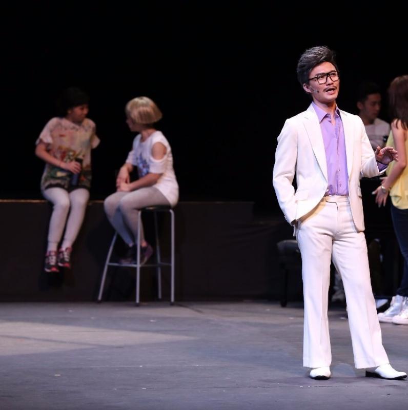 除了编导,王嘉翊也参与演出。图为他在音乐剧《感受邓丽君》中表演。(受访者提供)