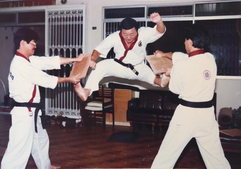 王振琳(中)精于各种体育运动。(受访者提供)