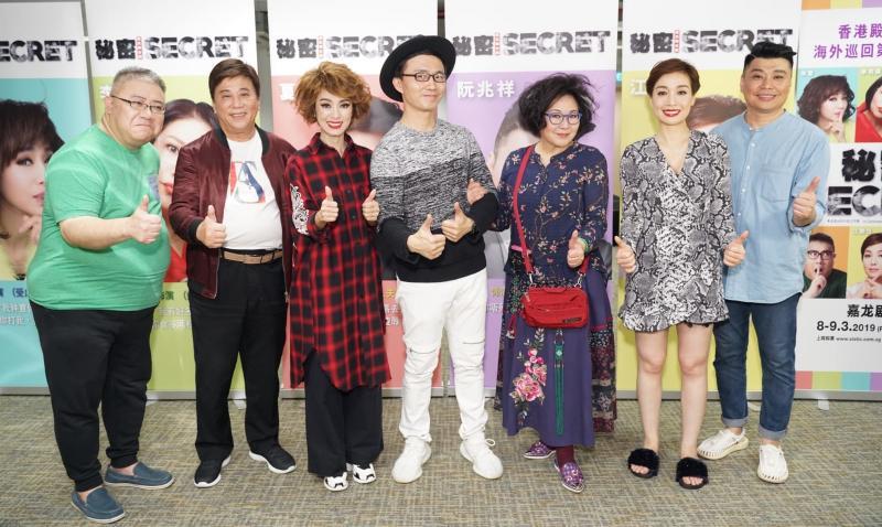 王嘉翊(左四)与舞台剧《秘密》的卡司。(受访者提供)