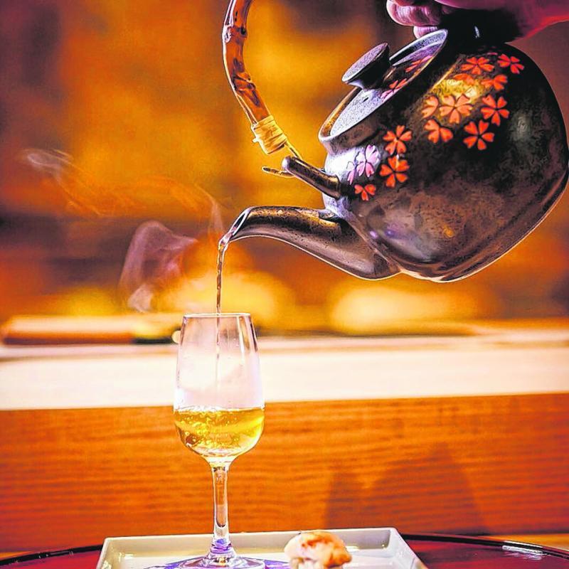 一般柴鱼只发酵一年,丸佐屋的柴鱼经过两年风干和发酵,收干所有湿度,所以味道更浓郁,鲜味更显著。