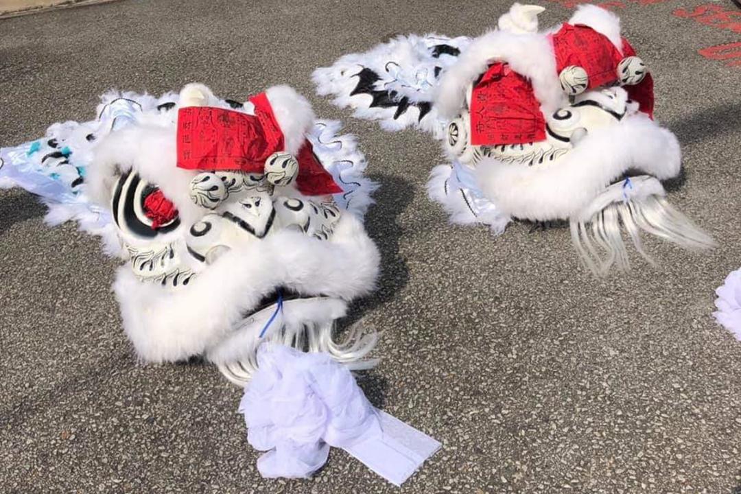 两头孝狮一早“趴”在地上,等时辰一到就开光点睛,跪走进灵堂。(读者提供)