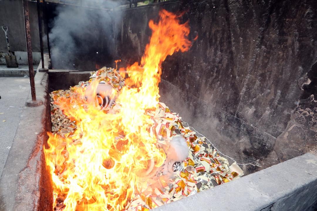 “孝狮”出殡任务完成,在万礼火化场焚烧,陪死者最后一程。(邬福梁摄)