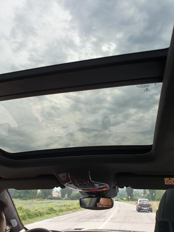 Levante Trofeo的电动全景天窗。