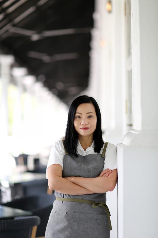 Chef Pim今年6月来到新加坡交流时进一步接触娘惹餐,并以两大菜系的相近食材烹饪泰式风味佳肴,展现食材和厨艺的多变魅力。(龙国雄摄)