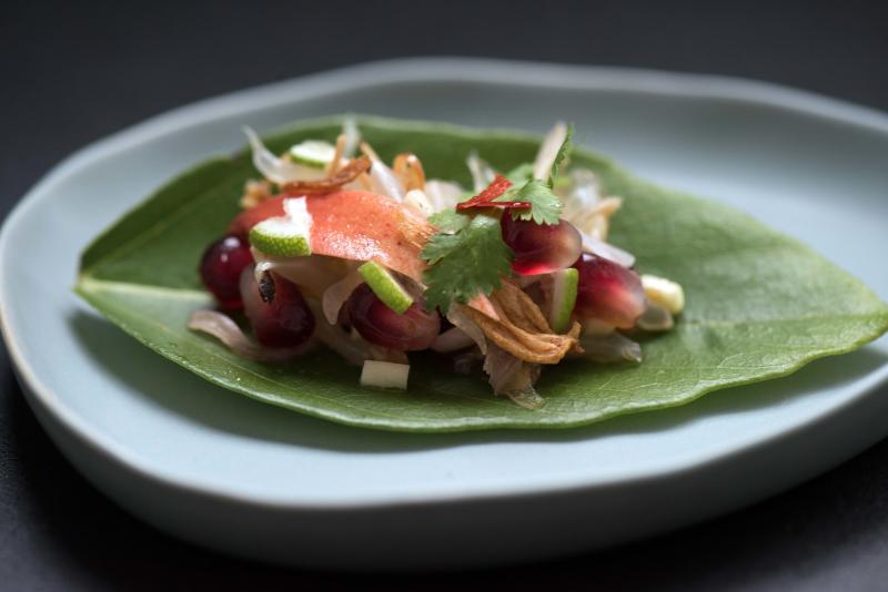 以九种食材烹调的龙虾“Miang Lobster”在“四手协作”晚宴时稍作更动,因为本地蛇皮果比泰国的甜,所以得加入较多柠檬和青柠汁。(nahm Bangkok提供)