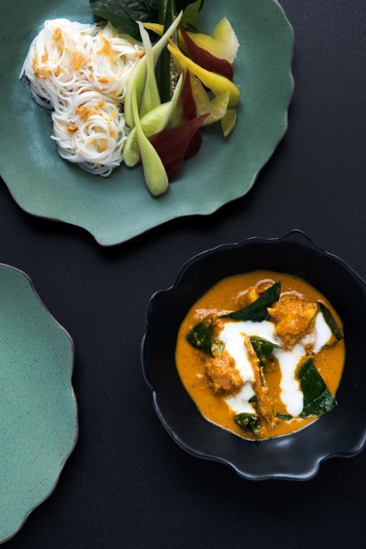 咖喱螃蟹是Chef Pim最爱的泰南菜肴之一,酱汁采用大量的黄姜粉和槟榔叶让口味更丰富。(COMO集团提供)