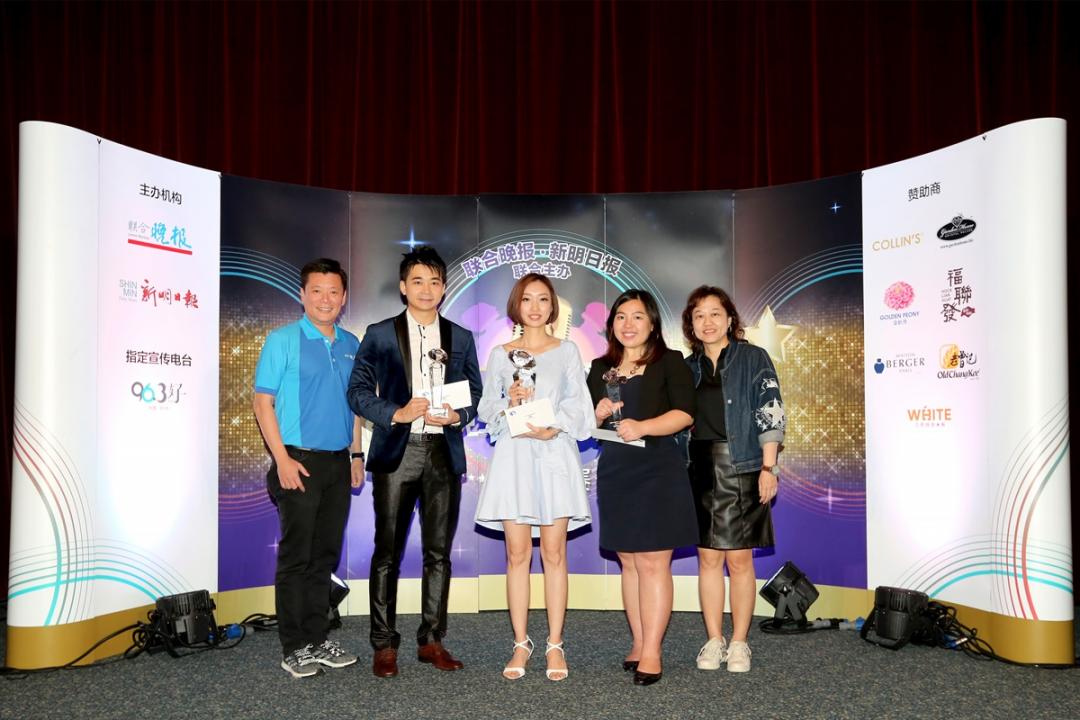 《联合早报》兼《联合晚报》总编辑吴新迪（左起）、常晓然、刘慧贞、林洁莹、《新明日报》副总编辑郭玉珍在台上合影。（龙国雄摄）