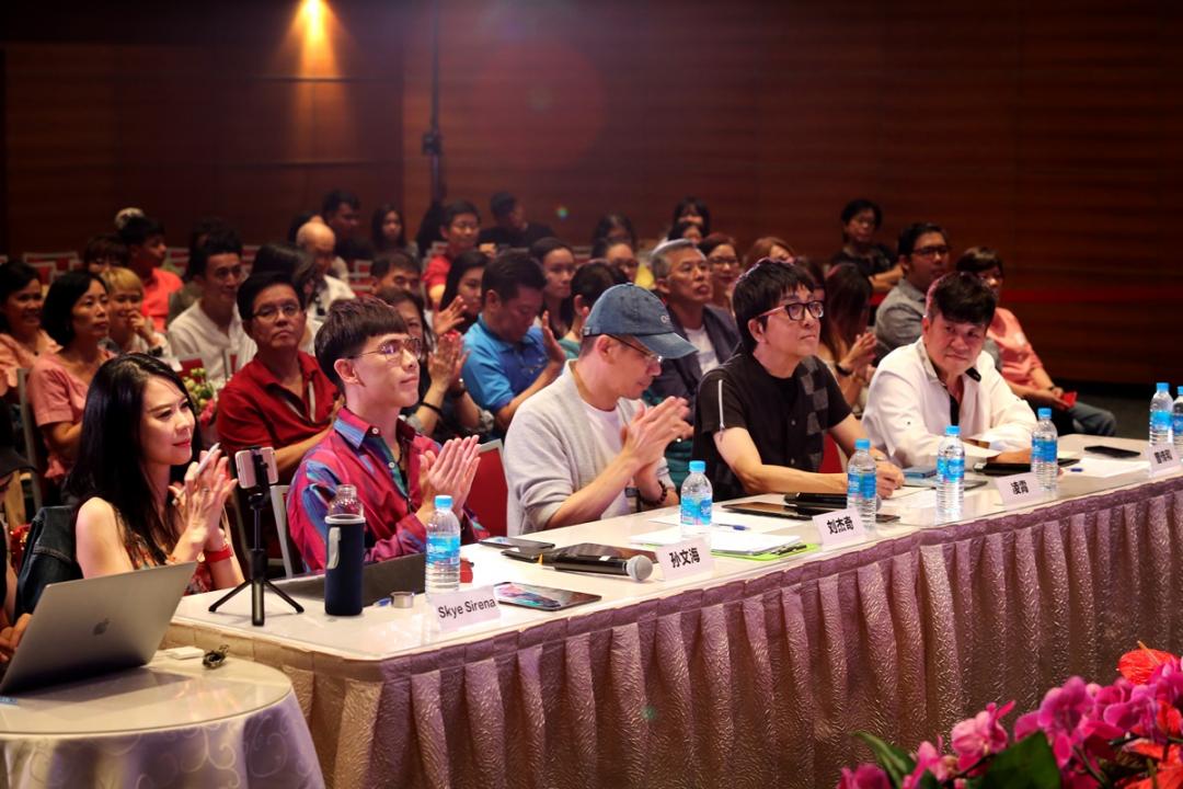 总决赛评审团成员包括Skye Sirena（左起）、孙文海、刘杰奇、凌霄、曾传和。（龙国雄摄）