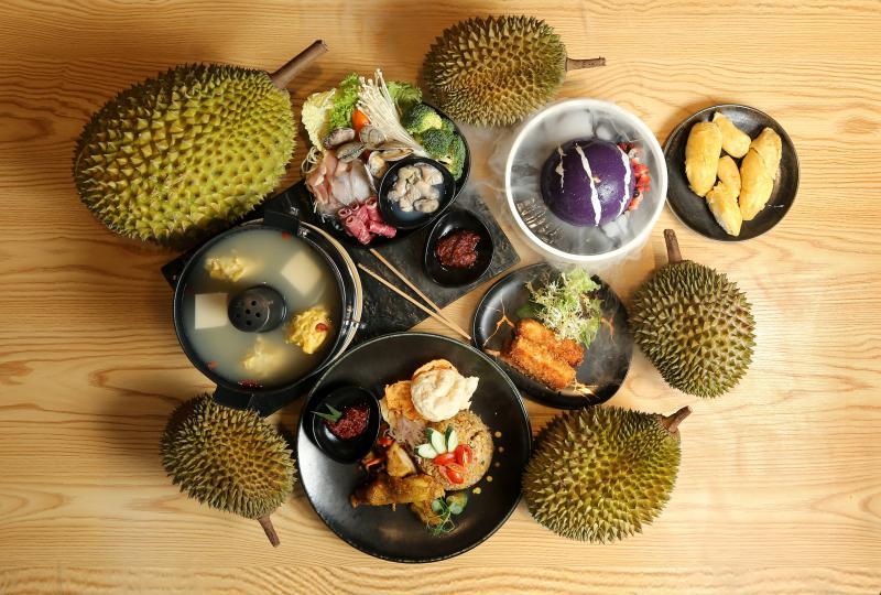 四季榴梿餐馆推出多道以榴梿制成的创意料理,包括火锅、炒饭、芝士条和芝士蛋糕。