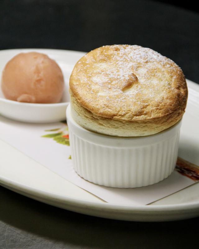 DB Bistro and Oyster Bar的榴梿皇家舒芙蕾和山竹冰糕。(Marina Bay Sands提供)