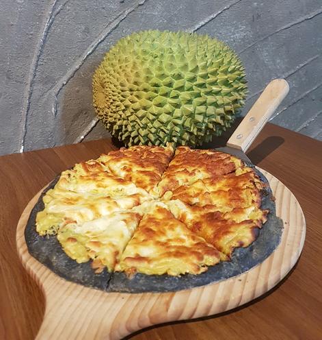 榴梿木炭比萨,咸芝士和甜榴梿撞出美味。(陈爱薇摄)