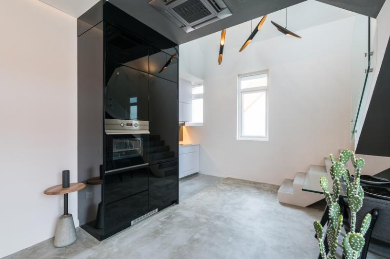 这个多功能新型家装组合集冰箱、烤炉、微波炉于一体。