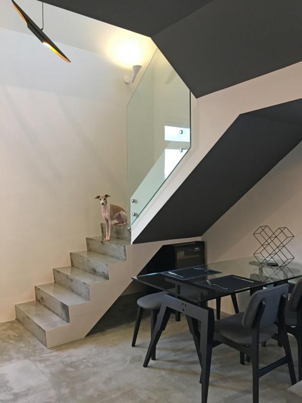 餐室是从阶梯下“挤出来”的趣味空间。