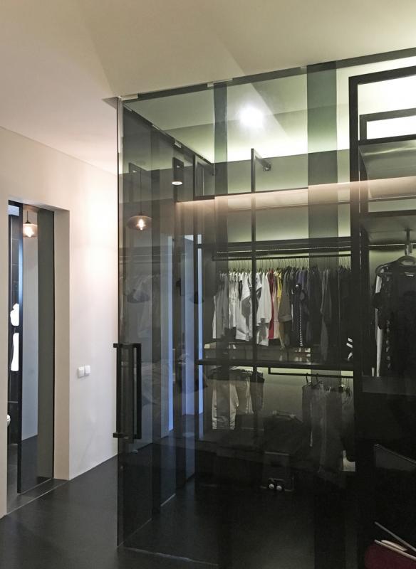 步入式衣柜像小型精品店。