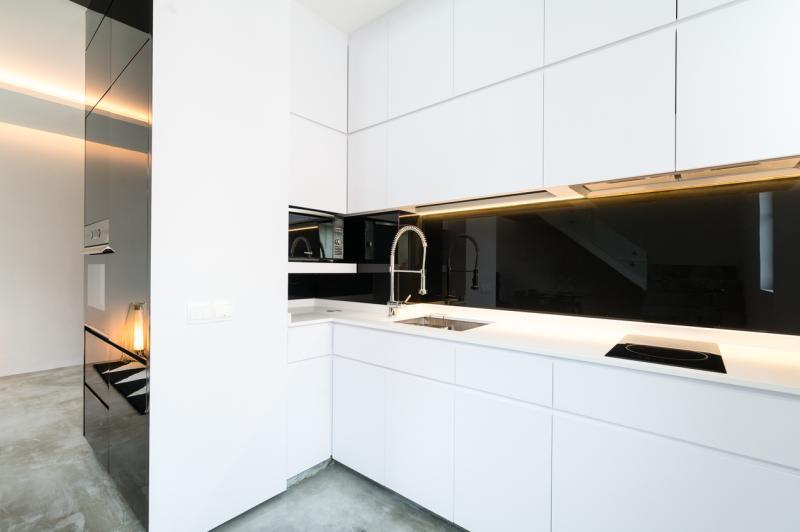 厨房设计和色彩简省,有都会气息。