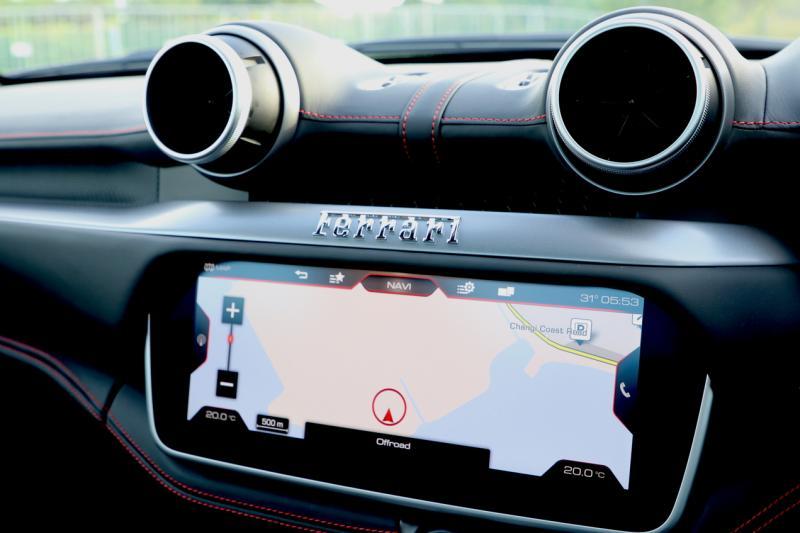 10.2英寸的触控显示屏可操控娱乐信息系统及空调系统。